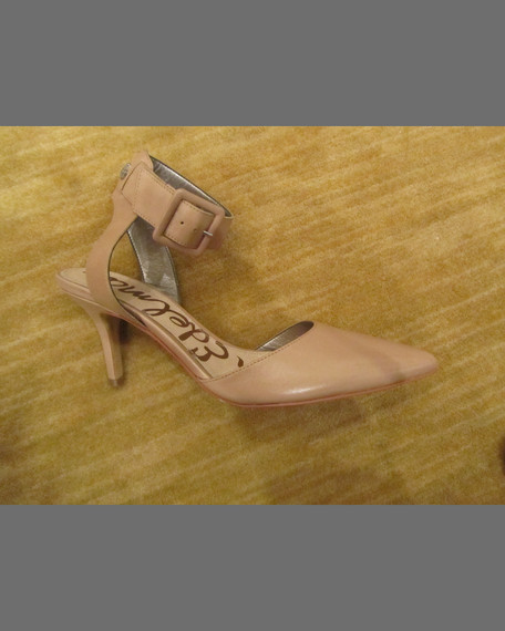nude pointy pumps